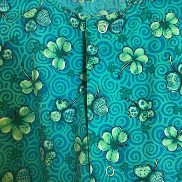 Lucky clover St Patrick’s  day scrub jacket sz M - Picture 2 of 4